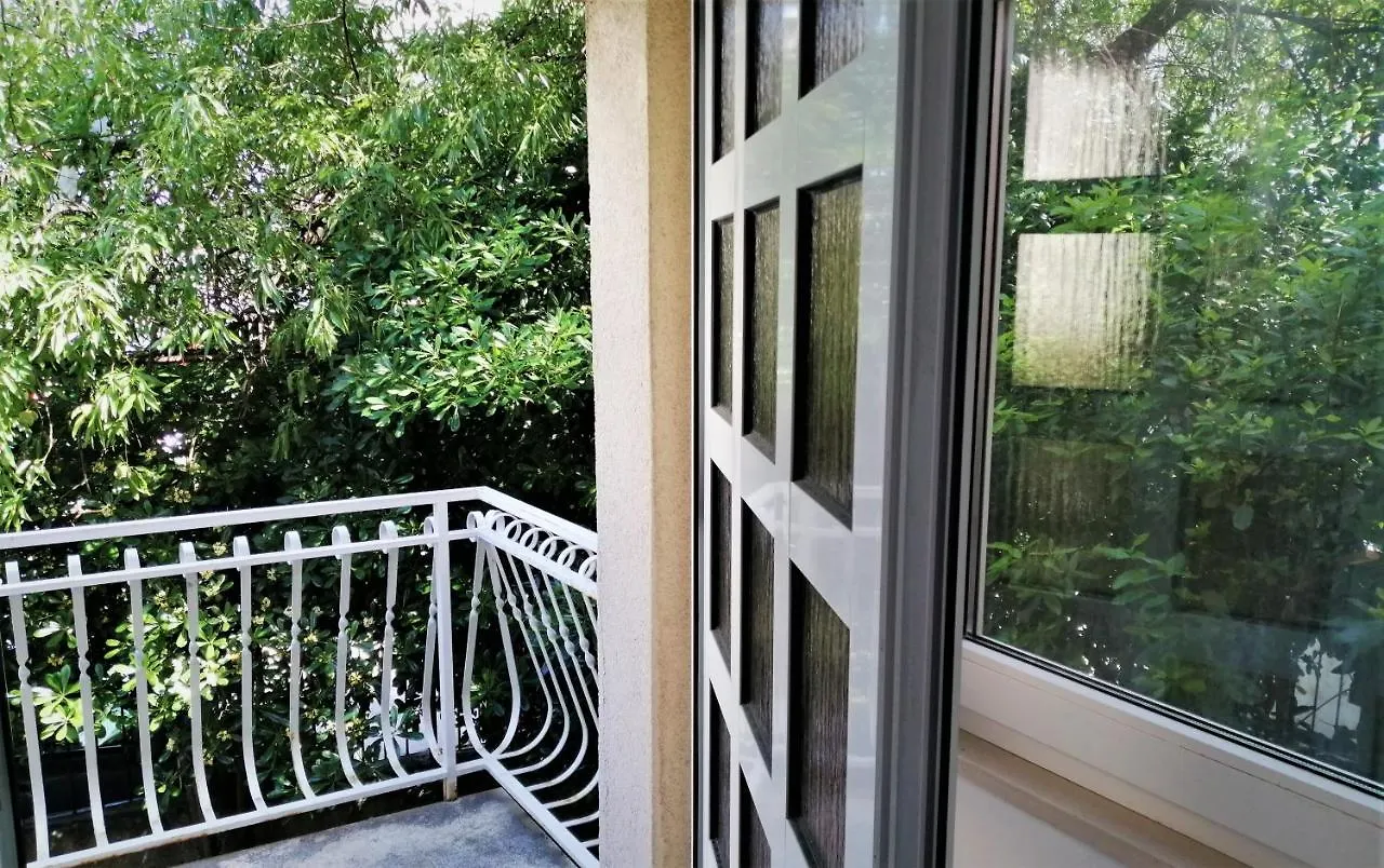 Split Symphony Veranda: Modern, New Apartment