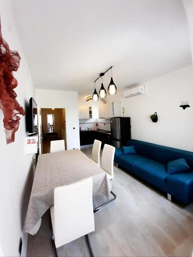 Split Symphony Veranda: Modern, New Apartment