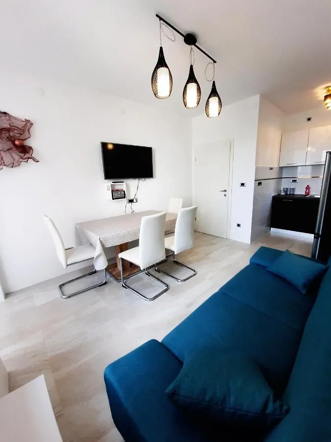 Split Symphony Veranda: Modern, New Apartment 0*,