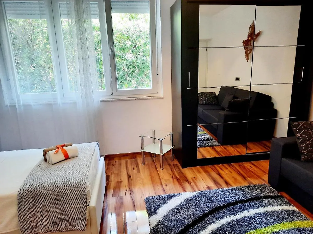 Split Symphony Veranda: Modern, New Apartment