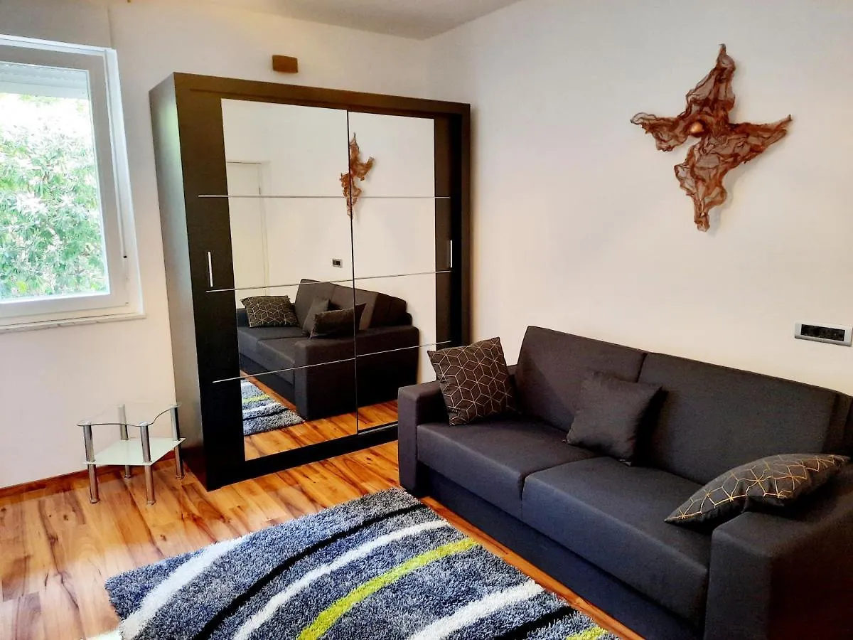 Split Symphony Veranda: Modern, New Apartment