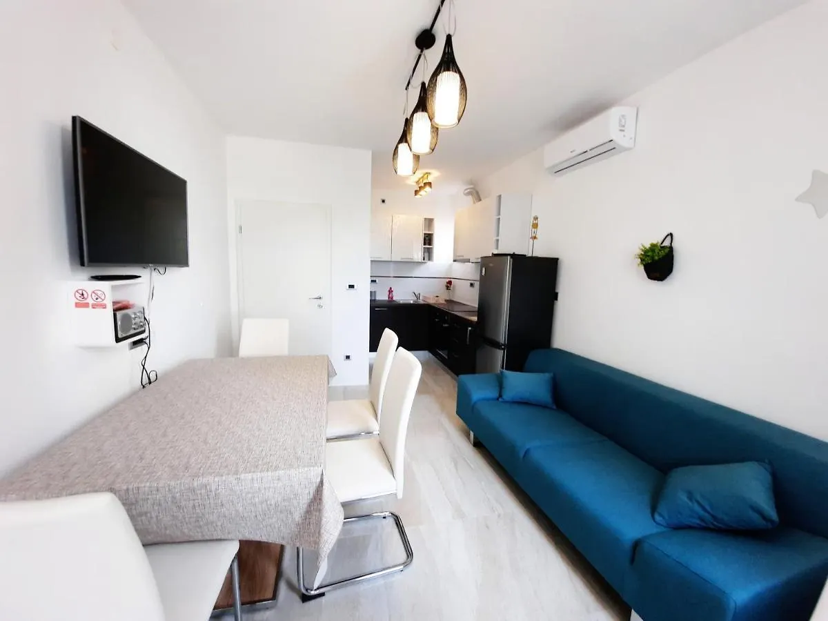 Split Symphony Veranda: Modern, New Apartment