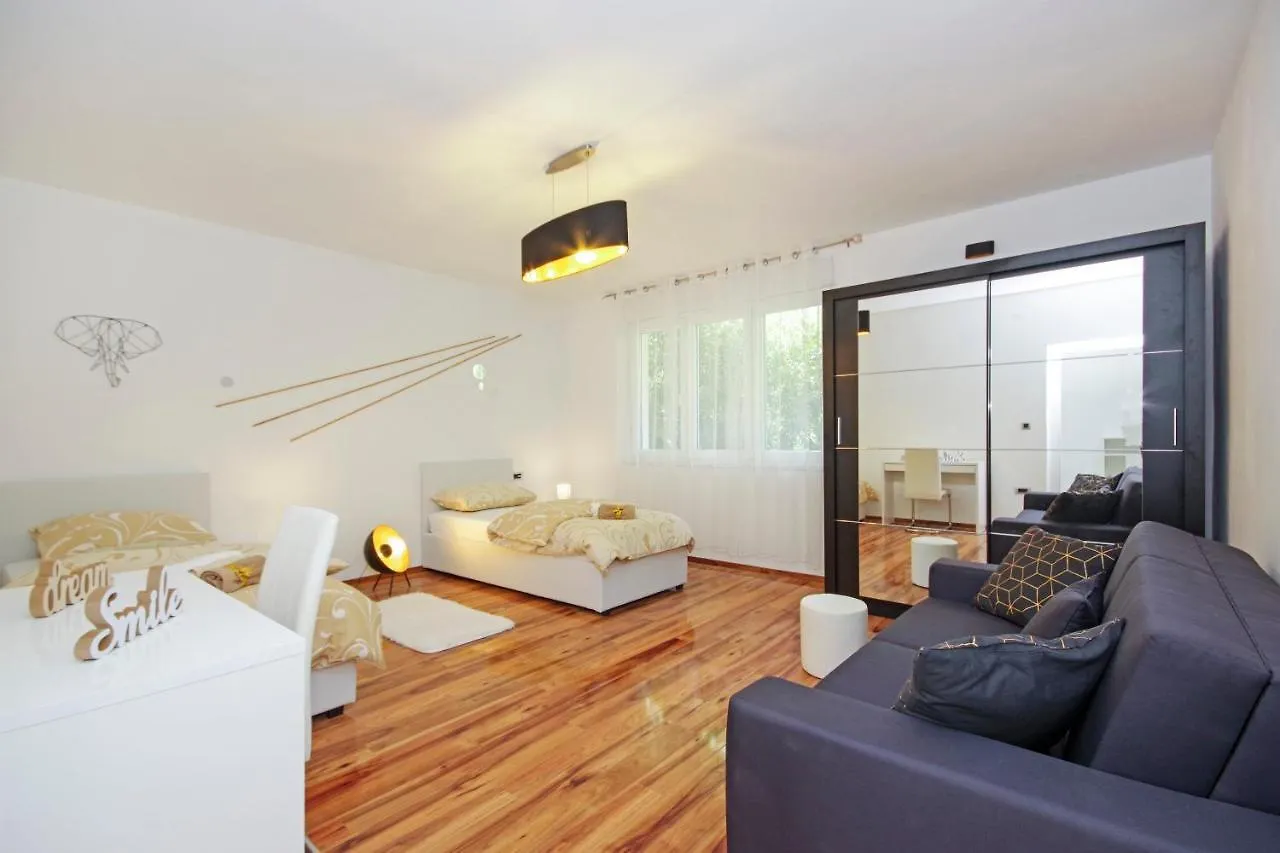 Split Symphony Veranda: Modern, New Apartment