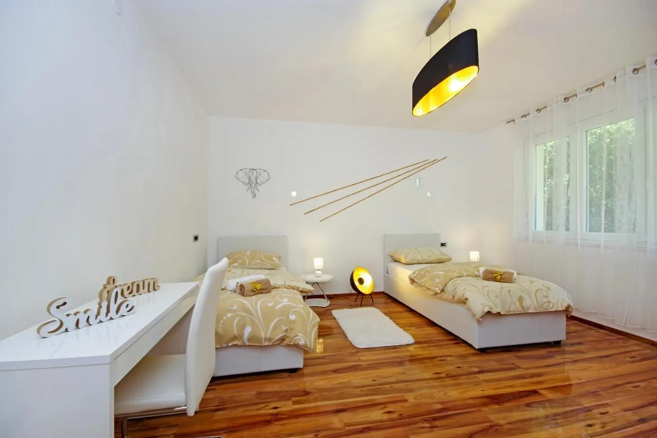 Split Symphony Veranda: Modern, New Apartment 0*,