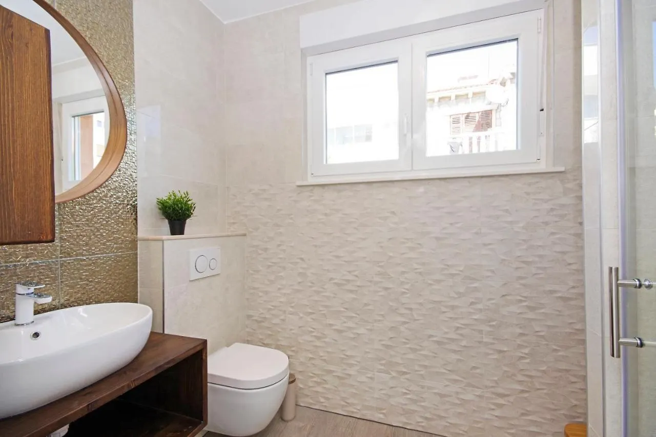 Split Symphony Veranda: Modern, New Apartment