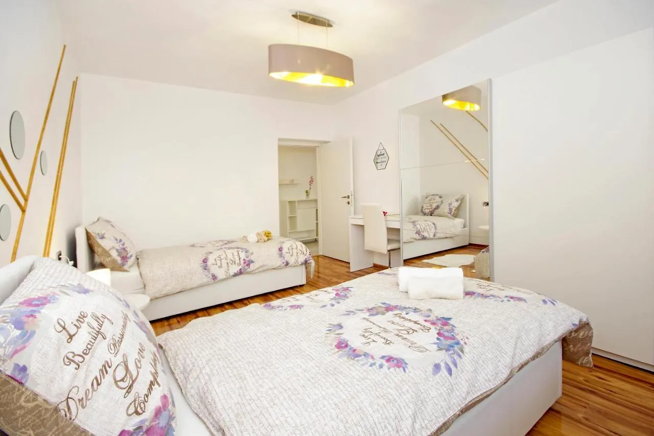 Split Symphony Veranda: Modern, New Apartment