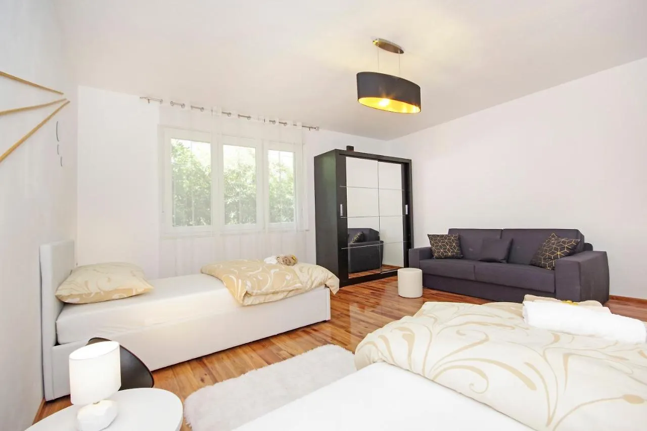 Split Symphony Veranda: Modern, New Apartment 0*,