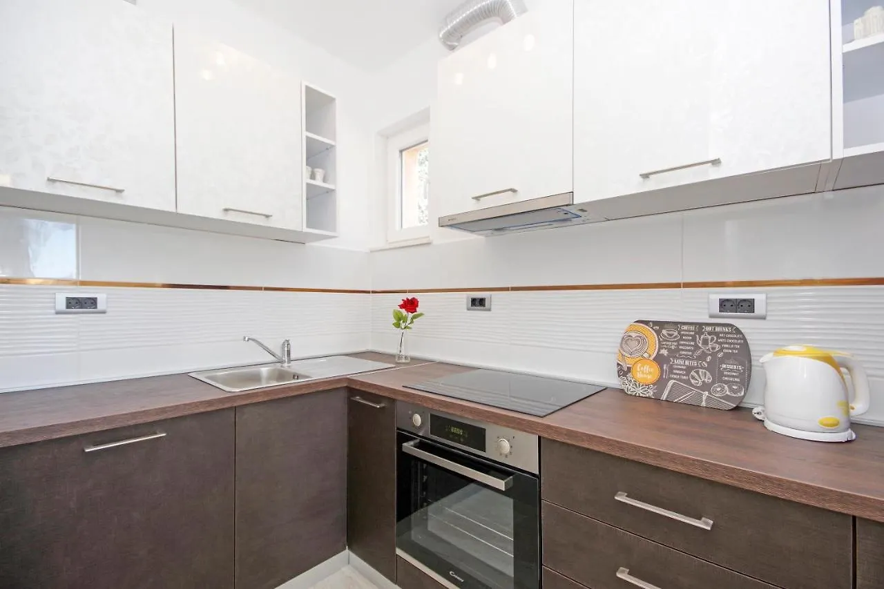 Split Symphony Veranda: Modern, New Apartment