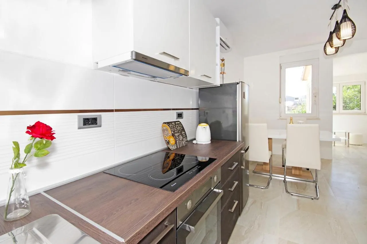 Split Symphony Veranda: Modern, New Apartment