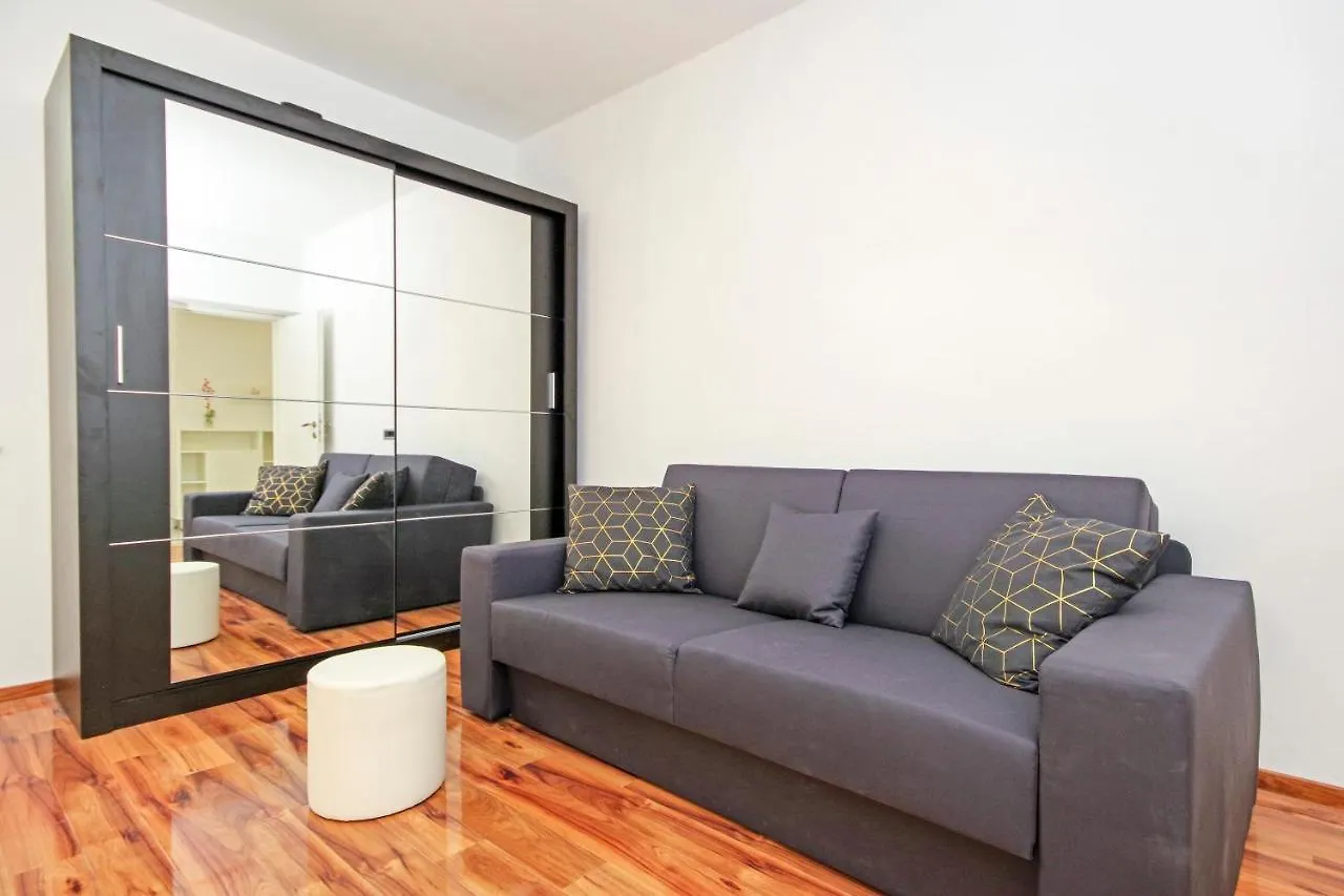 Split Symphony Veranda: Modern, New Apartment