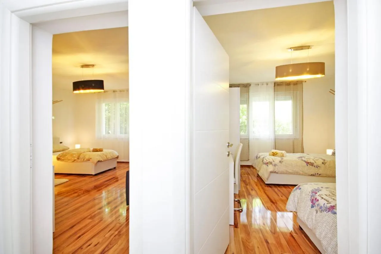 Split Symphony Veranda: Modern, New Apartment