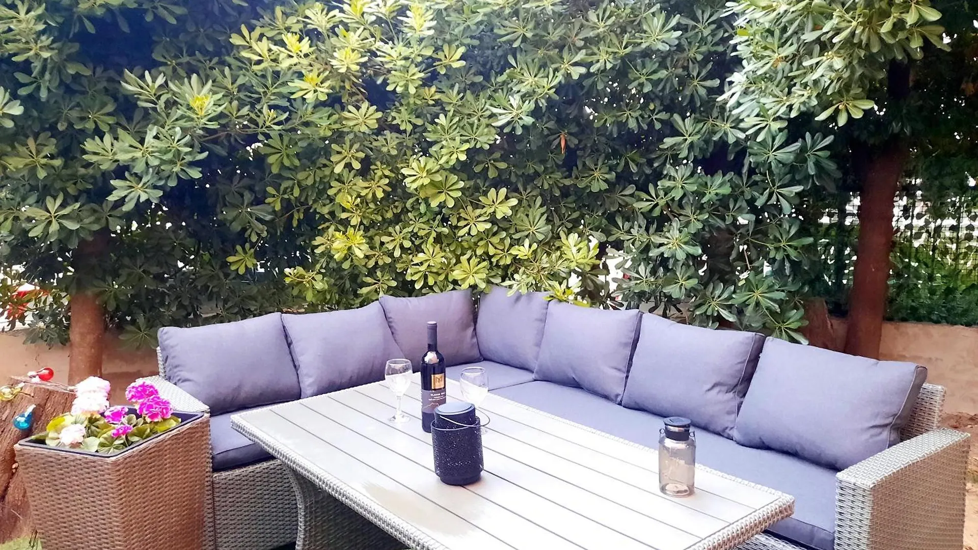 Split Symphony Veranda: Modern, New Apartment