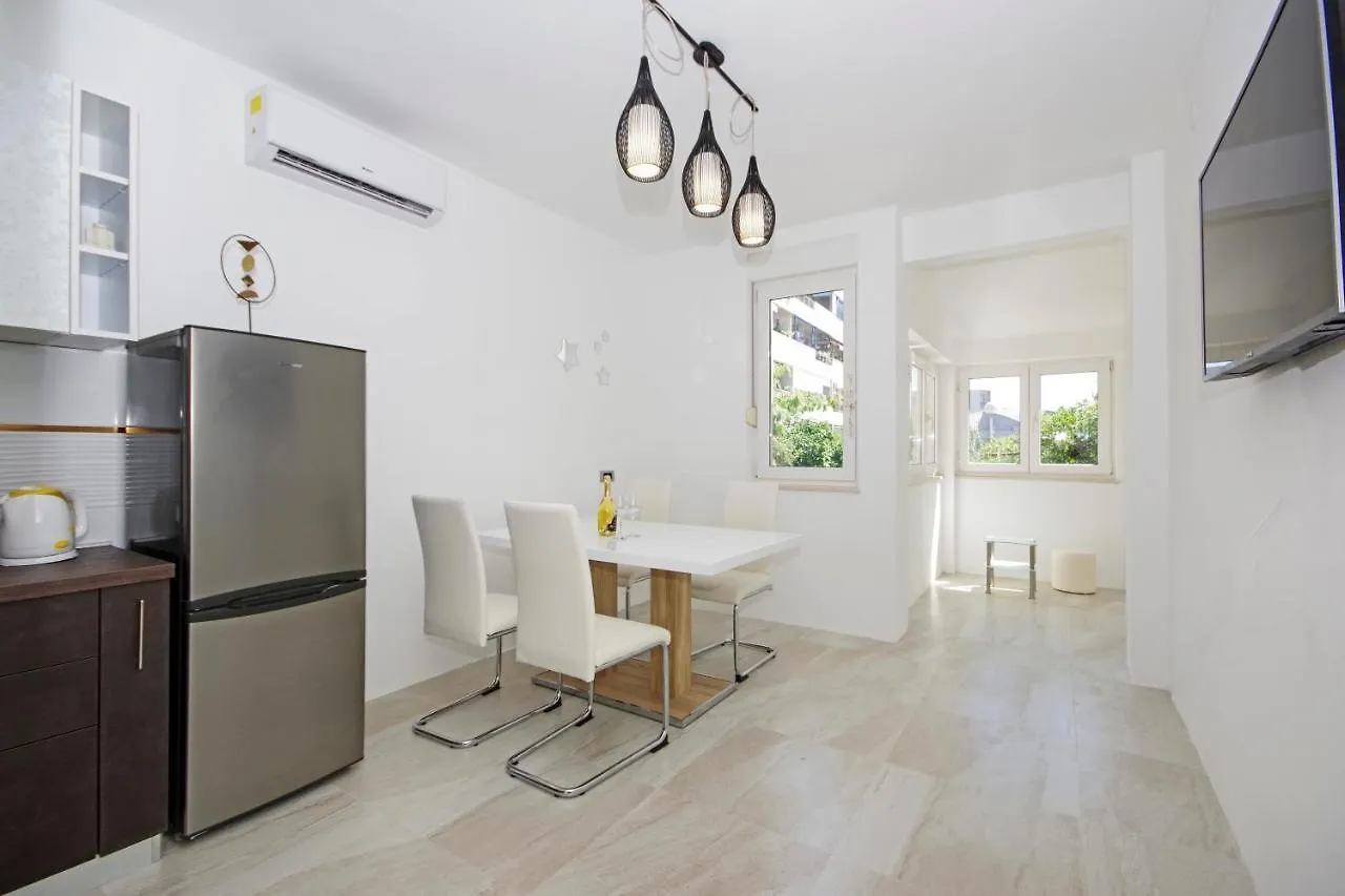 Split Symphony Veranda: Modern, New Apartment