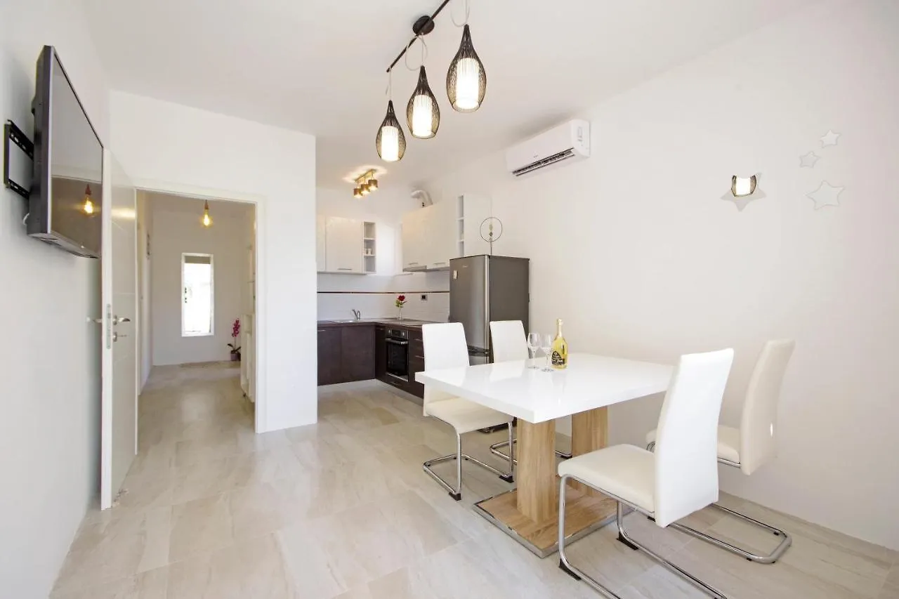 Split Symphony Veranda: Modern, New Apartment